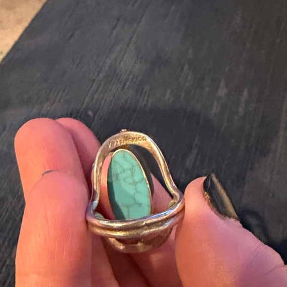 Elegant Silver and Black Ring - Picture 3 of 3